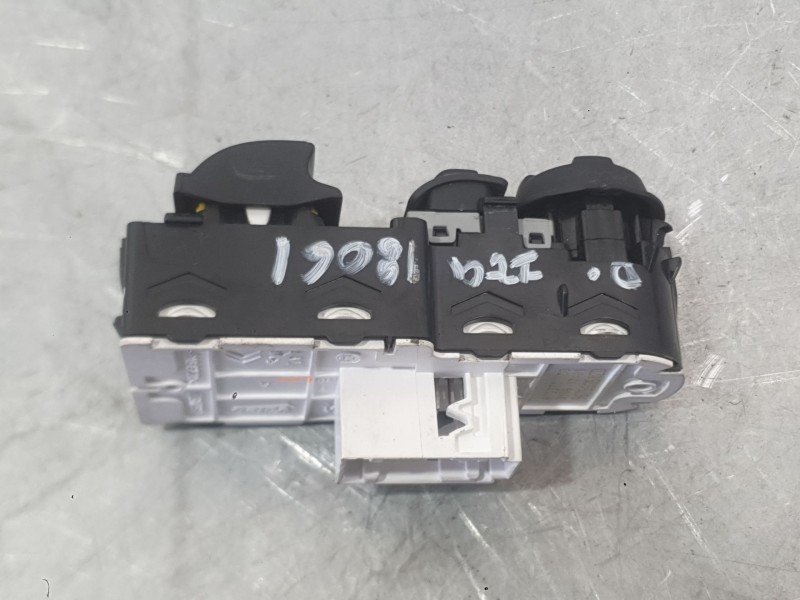 Recambio de mando elevalunas delantero izquierdo para citroën jumpy iii furgoneta (v_) 1.5 bluehdi 100 referencia OEM IAM 967833