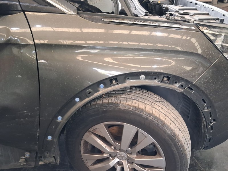 Recambio de aleta delantera derecha para peugeot 3008 ii suv (mc_, mr_, mj_, m4_) 1.6 bluehdi 100 referencia OEM IAM 9812305680 