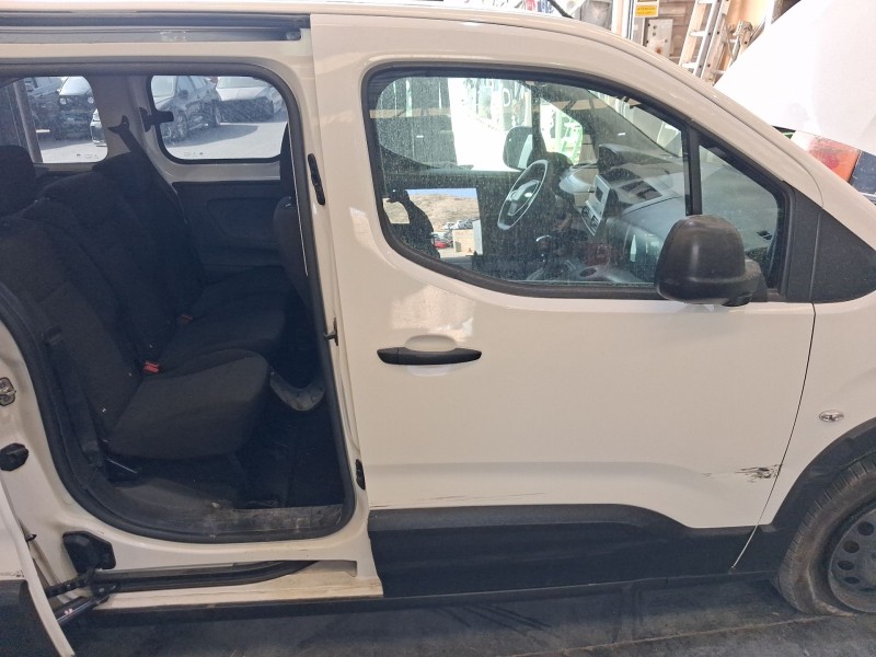 Recambio de puerta delantera derecha para peugeot rifter 1.5 bluehdi 100 referencia OEM IAM 9843488780 TOCADA ROZADA 