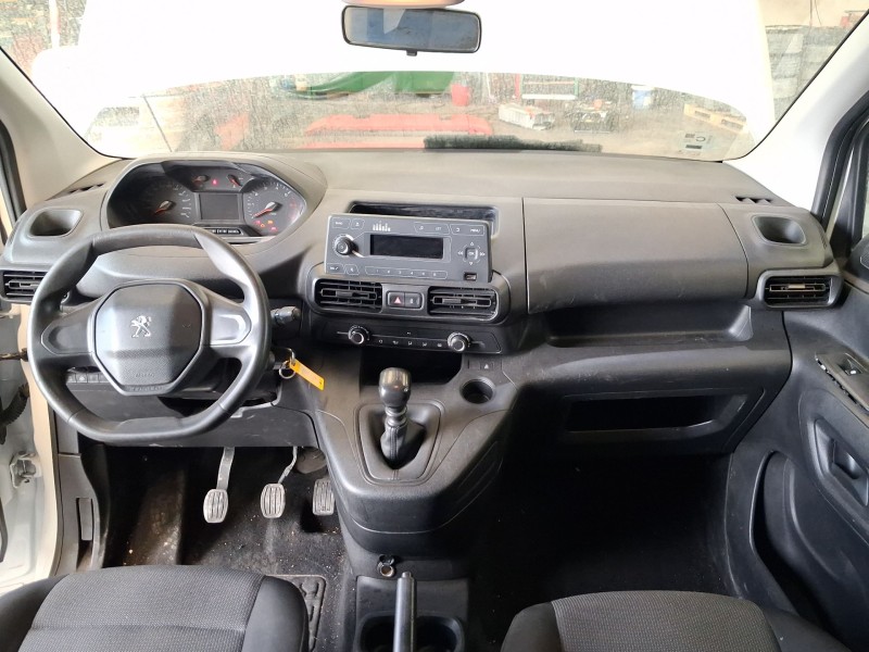 Recambio de salpicadero para peugeot rifter 1.5 bluehdi 100 referencia OEM IAM 16841899ZD  