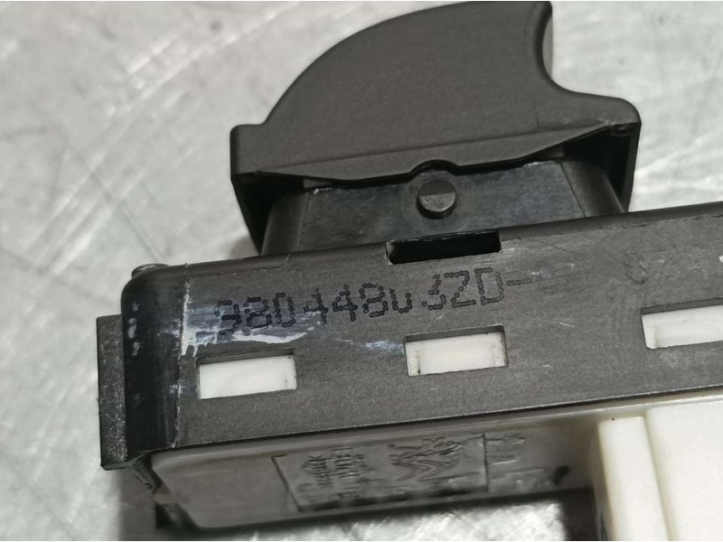 Recambio de mando elevalunas delantero derecho para peugeot 208 (p2) allure referencia OEM IAM 98044803ZD  ELECTRICO