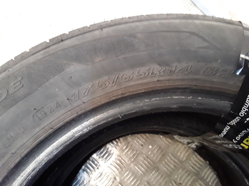 Recambio de neumatico pareja para neumaticos reutilizados - referencia OEM IAM 175651482T ROADSTONE 175/65/14/82T