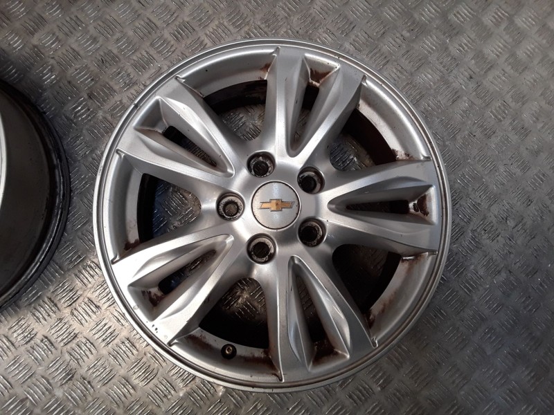 Recambio de juego llantas aluminio para chevrolet cruze hatchback (j305) 1.7 d referencia OEM IAM 6.5X16 5 TORN ET41 ROZADAS ALU