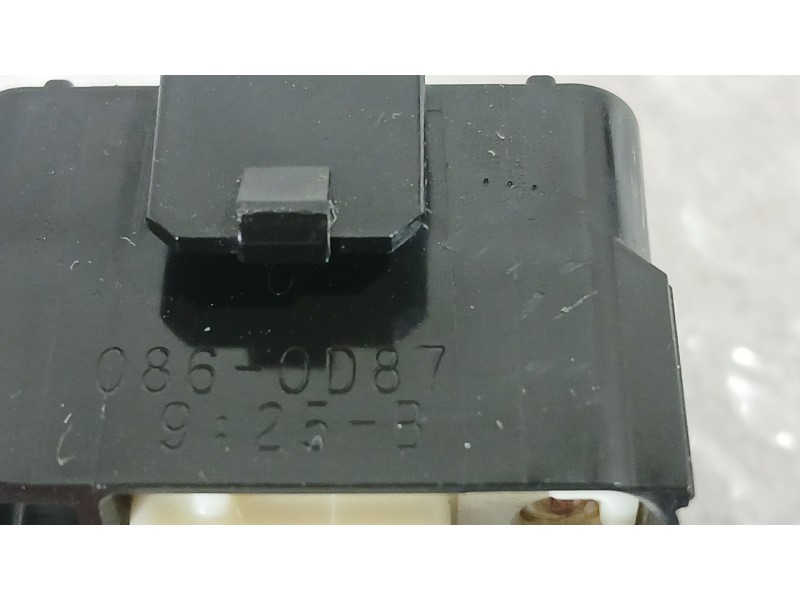 Recambio de mando elevalunas trasero derecho para toyota auris (_e18_) 1.8 hybrid (zwe186_) referencia OEM IAM 8481002140  