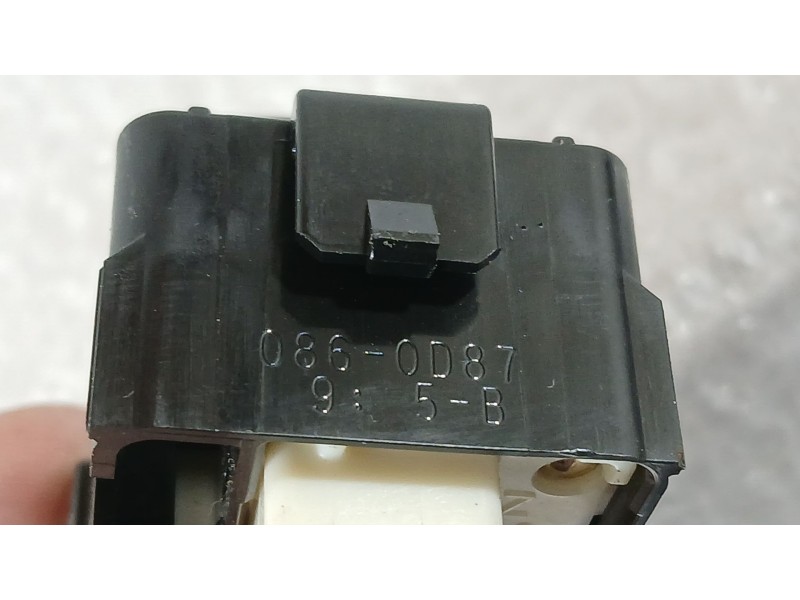 Recambio de mando elevalunas trasero izquierdo para toyota auris (_e18_) 1.8 hybrid (zwe186_) referencia OEM IAM 8481002140  