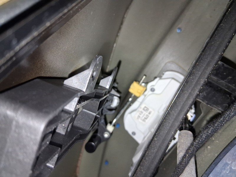 Recambio de cerradura puerta trasera izquierda para mg zs suv (azs1) 1.5 vti referencia OEM IAM 10640593  