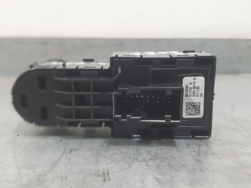 Recambio de mando elevalunas delantero izquierdo para citroën c3 iv 1.2 puretech referencia OEM IAM 98614450ZD C/MANDO RETROVISO