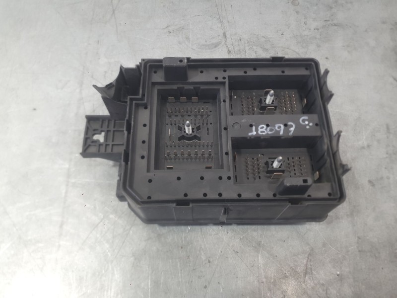 Recambio de caja reles / fusibles para opel corsa e (x15) 1.4 (08, 68) referencia OEM IAM 13470476  