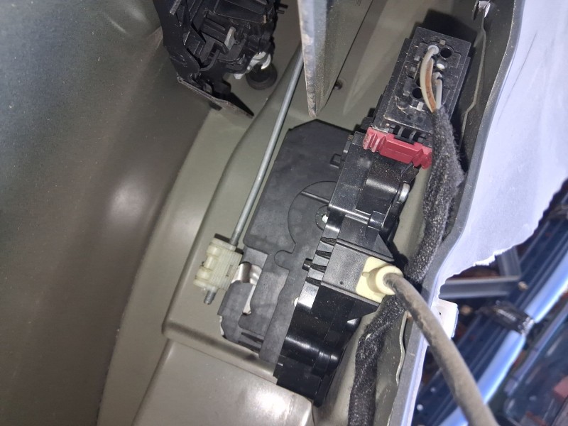 Recambio de cerradura puerta delantera derecha para opel corsa e (x15) 1.4 (08, 68) referencia OEM IAM 13431840  
