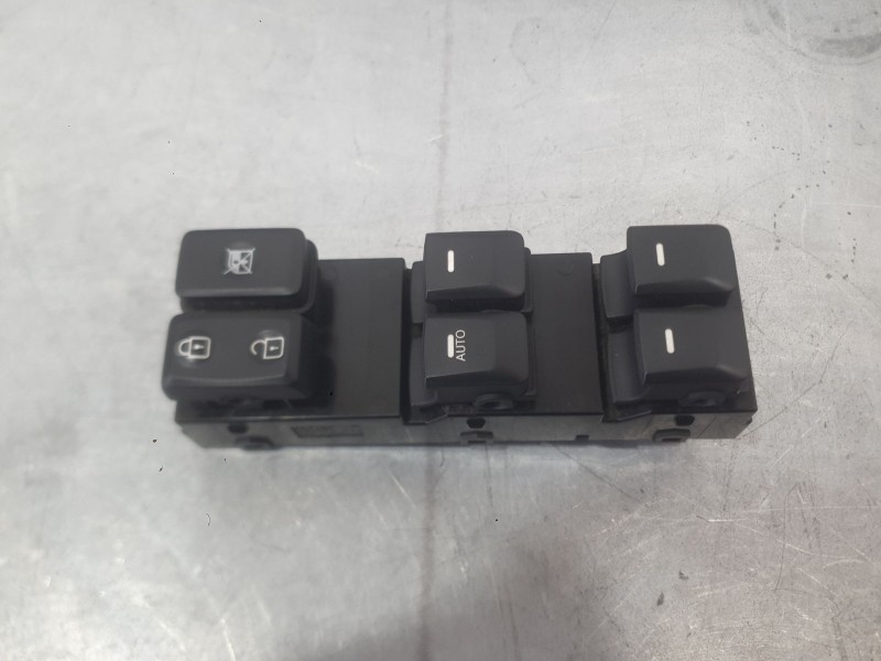Recambio de mando elevalunas delantero izquierdo para kia sportage iii (sl) 1.6 gdi referencia OEM IAM 935703W400WK  