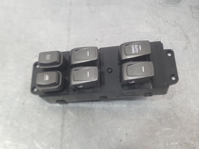 Recambio de mando elevalunas delantero izquierdo para ssangyong tivoli 1.2 referencia OEM IAM 8581135100 C/MANDO RETROVISOR 