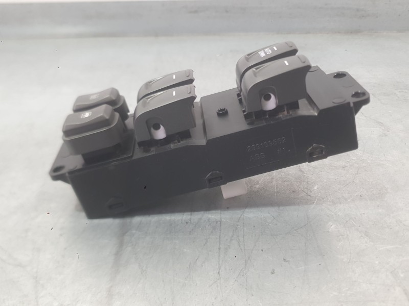 Recambio de mando elevalunas delantero izquierdo para ssangyong tivoli 1.2 referencia OEM IAM 8581135100 C/MANDO RETROVISOR 