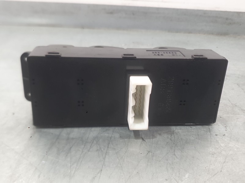 Recambio de mando elevalunas delantero izquierdo para ssangyong tivoli 1.2 referencia OEM IAM 8581135100 C/MANDO RETROVISOR 