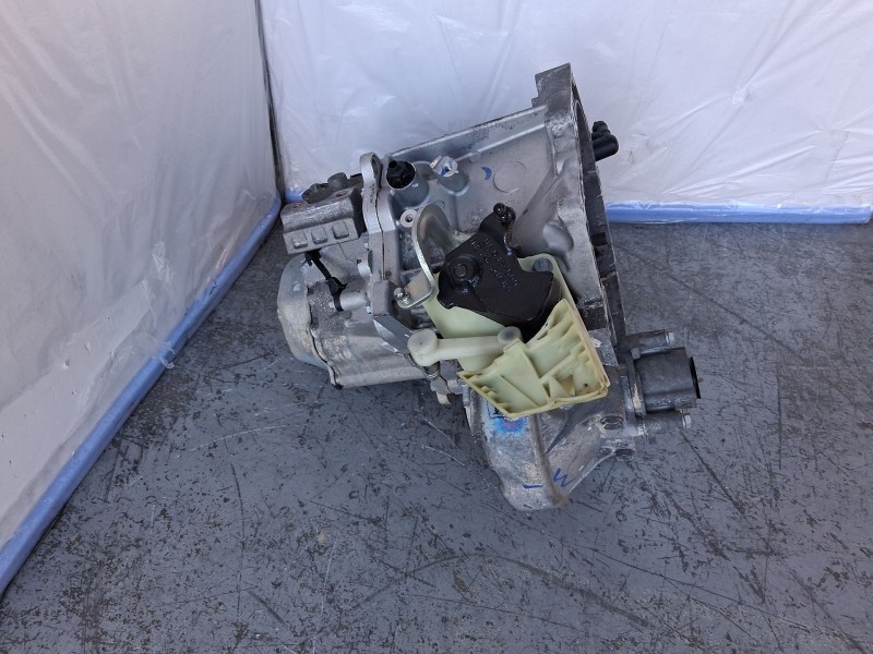 Recambio de caja cambios para peugeot 208 tech edition blue hdi referencia OEM IAM 20ET69  