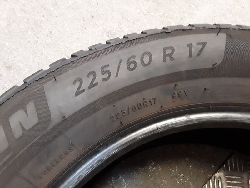 Recambio de neumatico pareja para neumaticos reutilizados - referencia OEM IAM 225601799V MICHELIN 225/60/17/99V