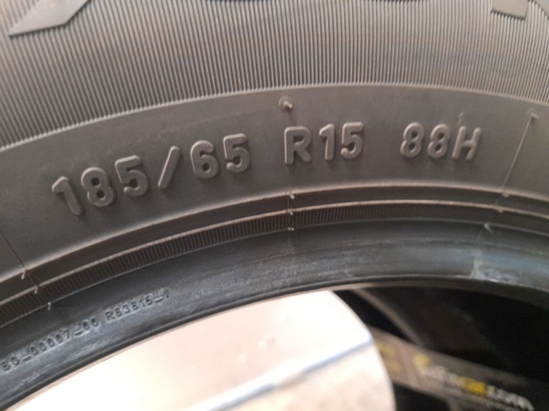 Recambio de neumatico pareja para neumaticos reutilizados - referencia OEM IAM 185651588H PIRELLI 185/65/15/88H