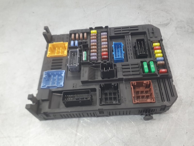 Recambio de caja reles / fusibles para peugeot 2008 ii (ud_, us_, uy_, uj_, ur_, uc_) 1.2 puretech 130 referencia OEM IAM 982451