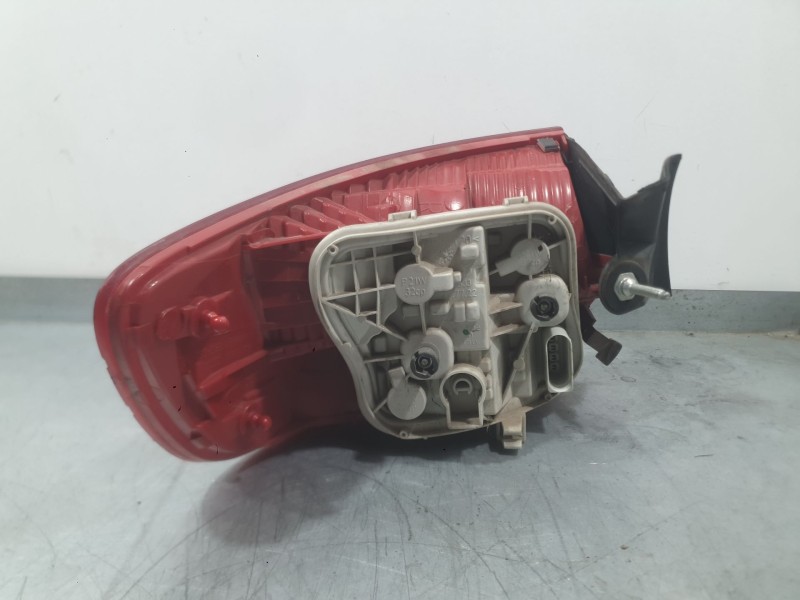 Recambio de piloto trasero derecho exterior para audi a3 sportback (8pa) 1.6 fsi referencia OEM IAM 8P4945096G  