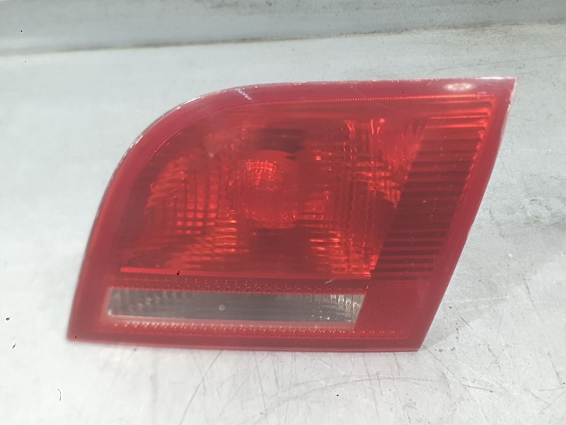 Recambio de piloto trasero derecho interior para audi a3 sportback (8pa) 1.6 fsi referencia OEM IAM 8P4945094B  