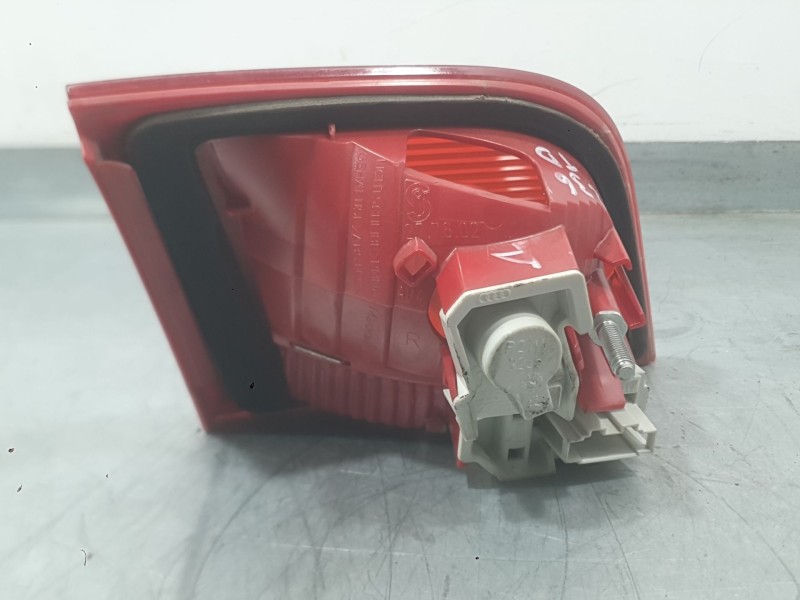 Recambio de piloto trasero derecho interior para audi a3 sportback (8pa) 1.6 fsi referencia OEM IAM 8P4945094B  