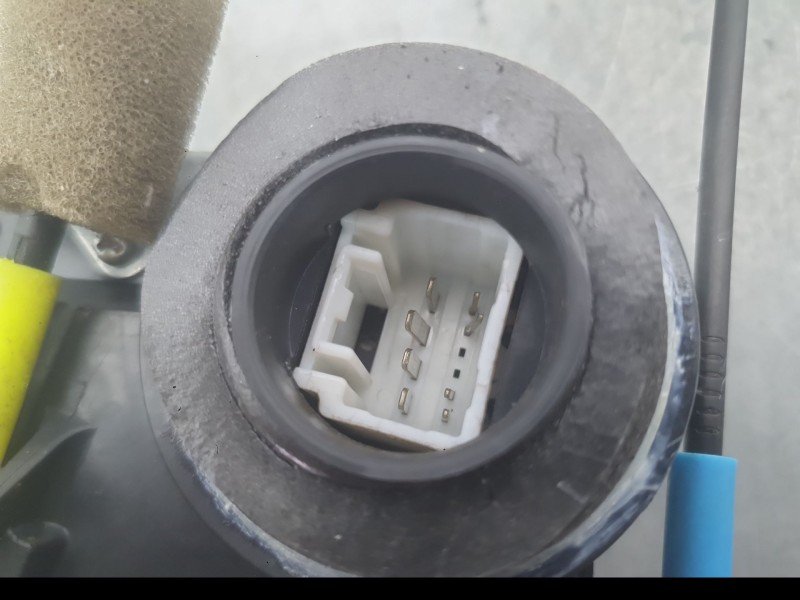 Recambio de cerradura puerta trasera izquierda para lexus is ii (_e2_) 200d (ale20_) referencia OEM IAM 6906053040  