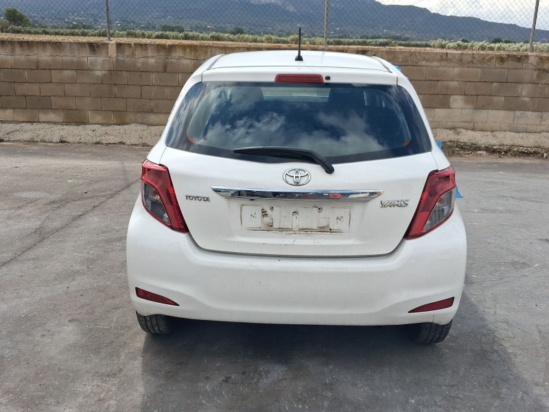 toyota yaris (_p13_) del año 2013