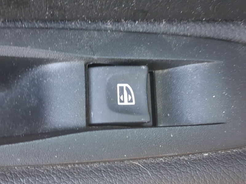 Recambio de mando elevalunas trasero izquierdo para renault megane iv hatchback (b9a/m/n_) 1.2 tce 130 (b9mr) referencia OEM IAM