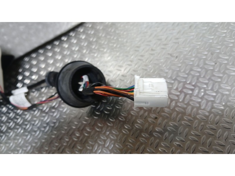 Recambio de tapa exterior combustible para tesla model y ev a las 4 ruedas referencia OEM IAM   