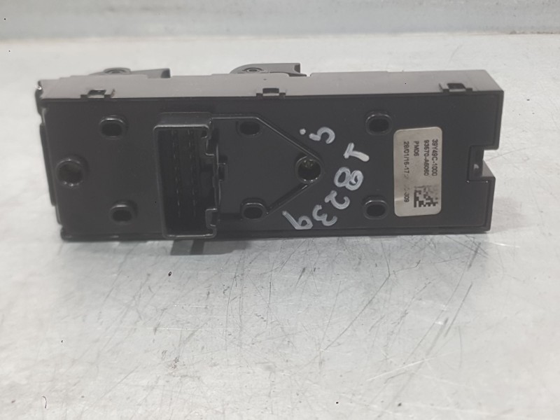 Recambio de mando elevalunas delantero izquierdo para hyundai i30 (gd) 1.4 referencia OEM IAM 93571A6020  