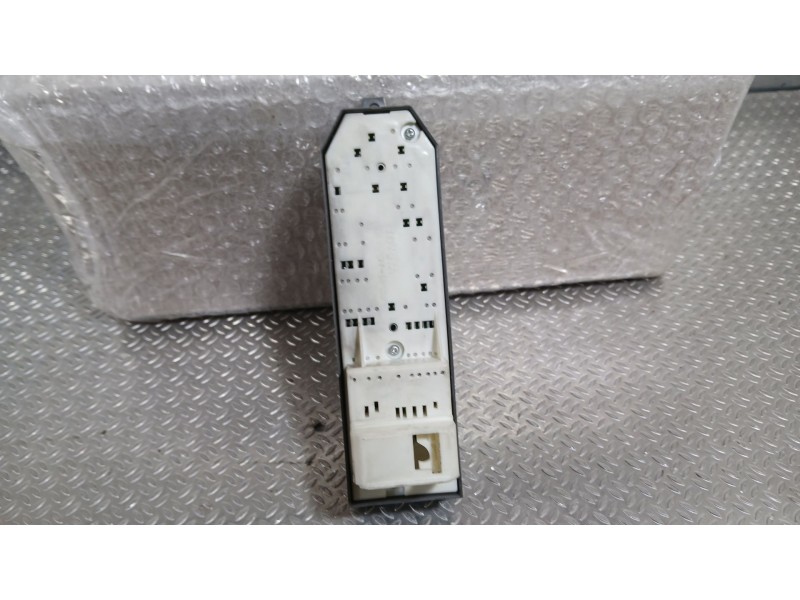 Recambio de mando elevalunas delantero izquierdo para toyota yaris (_p13_) 1.3 (nsp130_) referencia OEM IAM 848200D170  