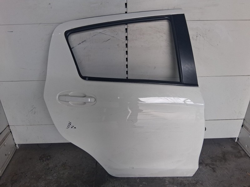 Recambio de puerta trasera derecha para toyota yaris (_p13_) 1.3 (nsp130_) referencia OEM IAM 670030D190 ROZADA 
