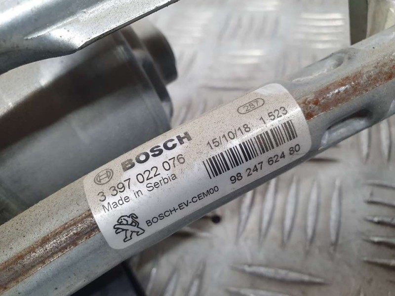 Recambio de motor limpia delantero para peugeot 5008 gt referencia OEM IAM 9824762480 3397022076 BOSCH