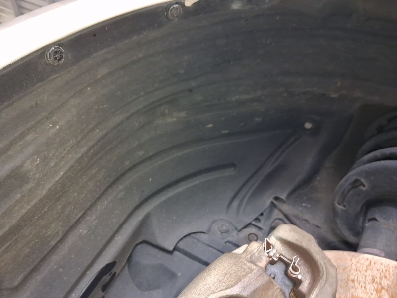 Recambio de plastico pase rueda del. izq. para mazda 3 (bm, bn) 2.2 d referencia OEM IAM B45A56140H  