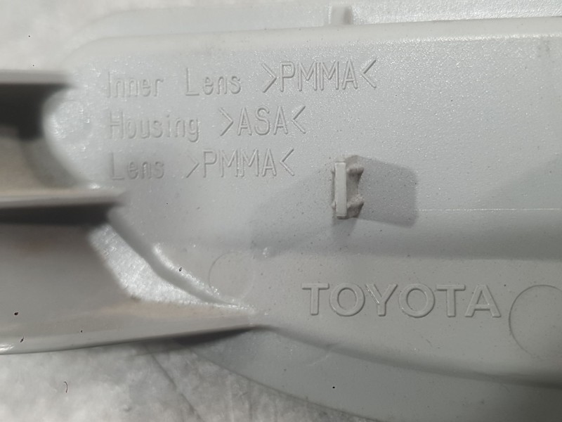 Recambio de piloto trasero central para toyota yaris (_p21_, _pa1_, _ph1_) 1.5 hybrid (mxph11) referencia OEM IAM  PARAGOLPES 
