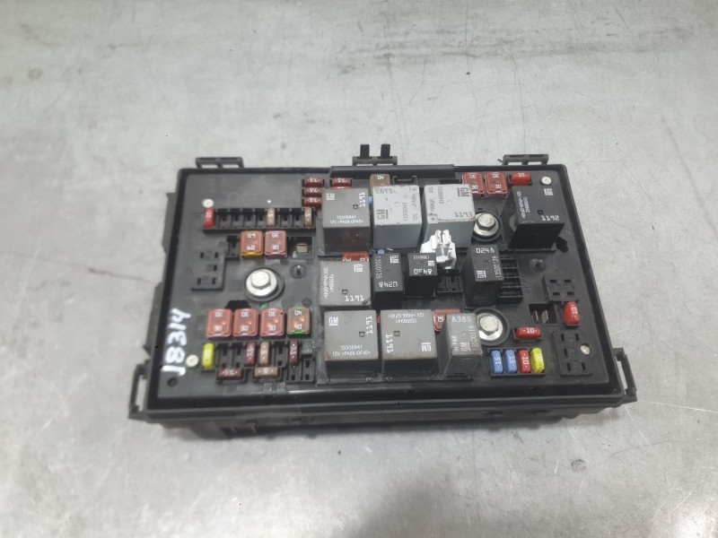 Recambio de caja reles / fusibles para opel astra j (p10) 1.7 cdti (68) referencia OEM IAM 13318782  