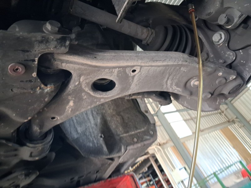 Recambio de brazo suspension inferior delantero izquierdo para volvo v40 hatchback (525) d2 referencia OEM IAM 31340232  