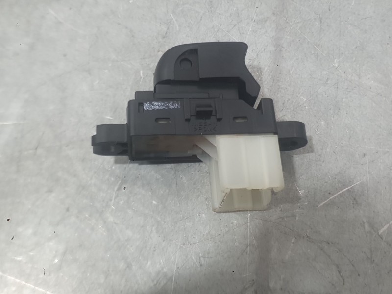 Recambio de mando elevalunas trasero izquierdo para nissan qashqai ii (j11, j11_) 1.2 dig-t referencia OEM IAM 25411HV02B  