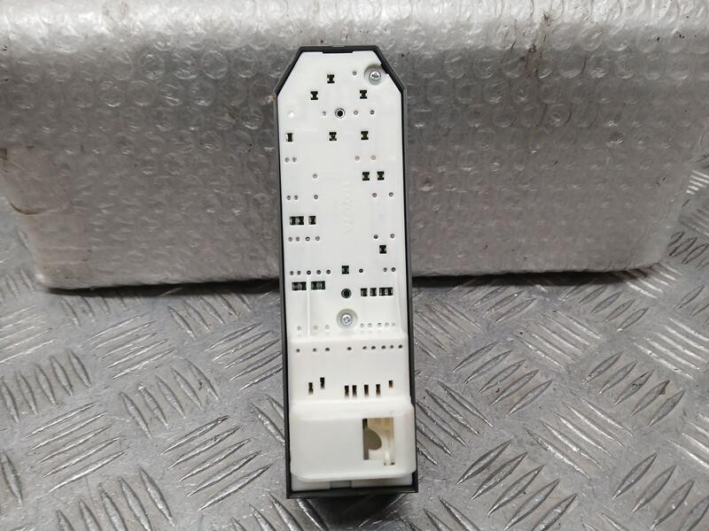 Recambio de mando elevalunas delantero izquierdo para toyota rav 4 exclusive referencia OEM IAM 8482042210  0760T54
