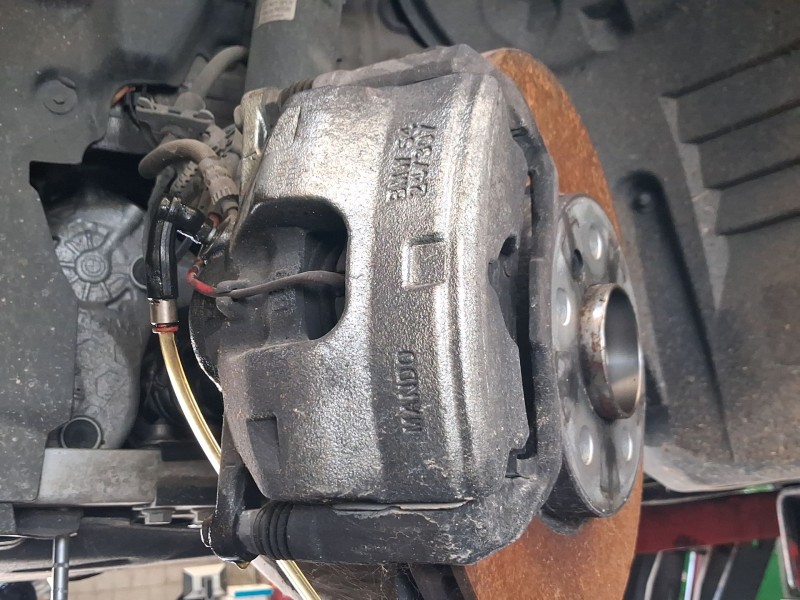 Recambio de pinza freno delantera izquierda para bmw serie 1 (f70) 116i referencia OEM IAM 34108846689  