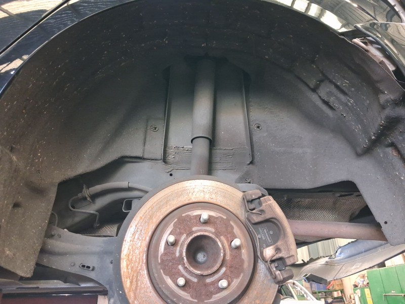 Recambio de plastico pase rueda tras. izq. para ford focus iv (hn) 1.0 ecoboost referencia OEM IAM 1852052  