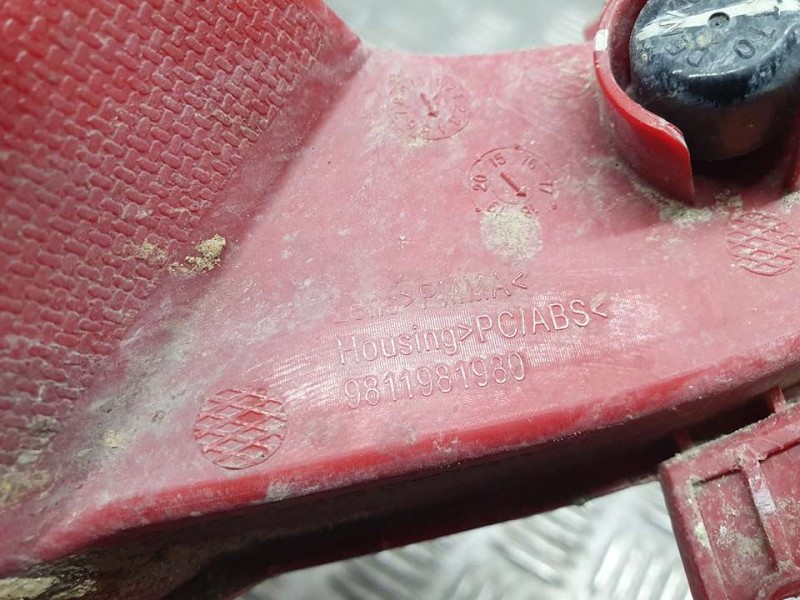Recambio de piloto trasero derecho paragolpes para peugeot 5008 gt referencia OEM IAM 9811981980  