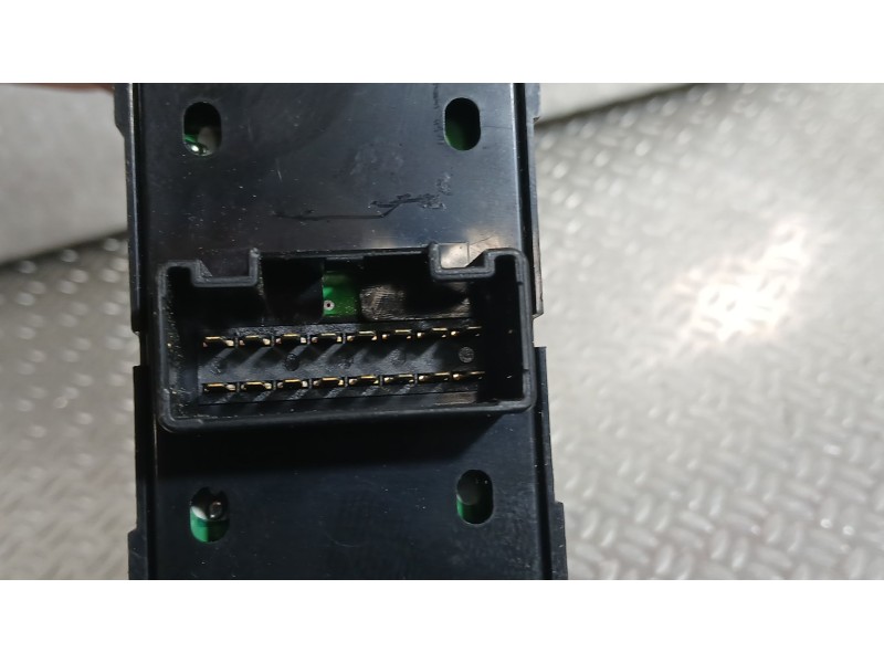 Recambio de mando elevalunas delantero izquierdo para kia sportage iii (sl) 1.7 crdi referencia OEM IAM 935713W300GAH  