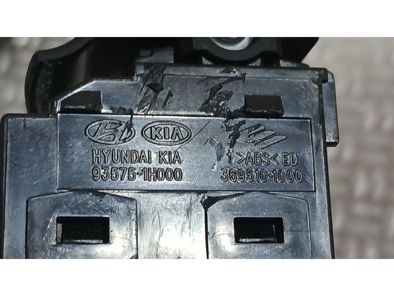 Recambio de mando elevalunas trasero izquierdo para kia sportage iii (sl) 1.7 crdi referencia OEM IAM 935803W000WK  