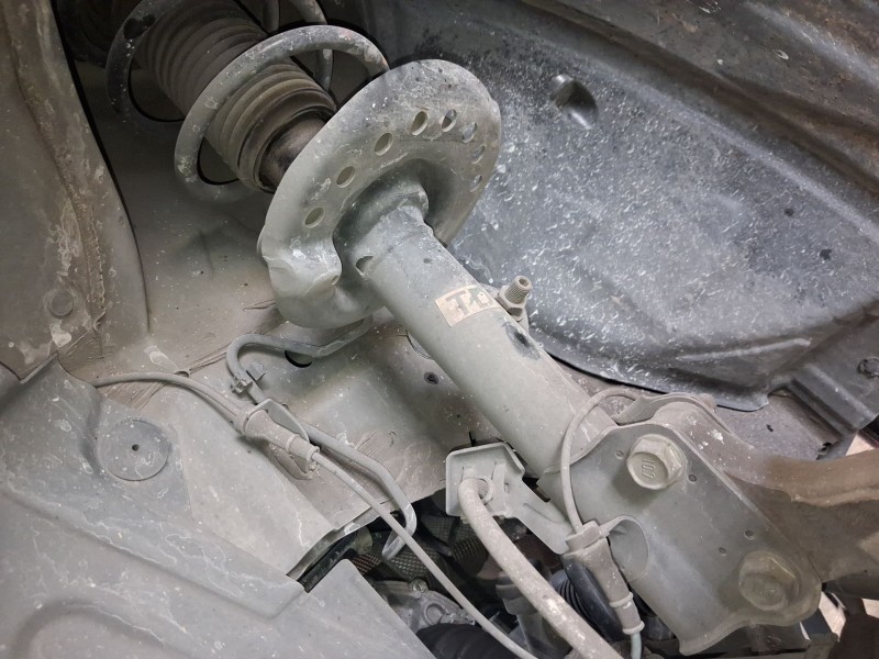 Recambio de amortiguador delantero izquierdo para nissan juke (f15) 1.2 dig-t referencia OEM IAM E43031KA1A  