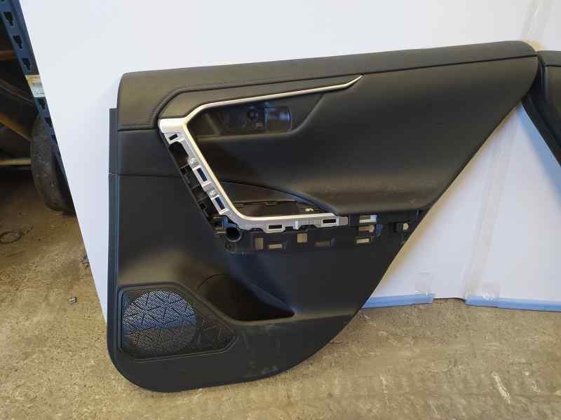 Recambio de guarnecido puerta trasera derecha para toyota rav4 hybrid 4x2 advance referencia OEM IAM 6763042640C5  