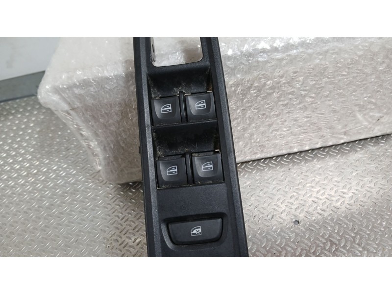 Recambio de mando elevalunas delantero izquierdo para dacia sandero iii 1.0 tce 90 eco-g referencia OEM IAM  C/MANDO RETROVISOR 