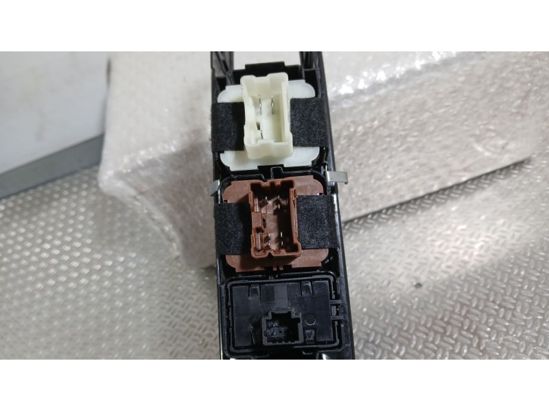 Recambio de mando elevalunas delantero izquierdo para dacia sandero iii 1.0 tce 90 eco-g referencia OEM IAM  C/MANDO RETROVISOR 