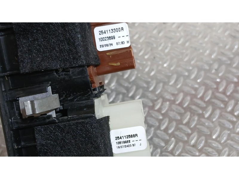 Recambio de mando elevalunas delantero izquierdo para dacia sandero iii 1.0 tce 90 eco-g referencia OEM IAM  C/MANDO RETROVISOR 