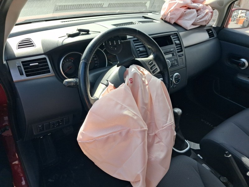 nissan tiida hatchback (c11) del año 2008
