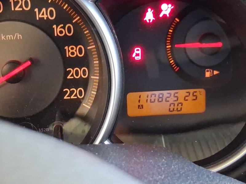 nissan tiida hatchback (c11) del año 2008